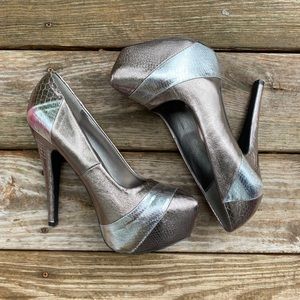 Qupid Penelope Snakeskin Metallic Pumps